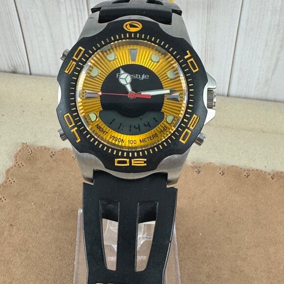 1990's Freestyle Shark 609 Performance Watch with Digital Timing - Picture 3 of 15